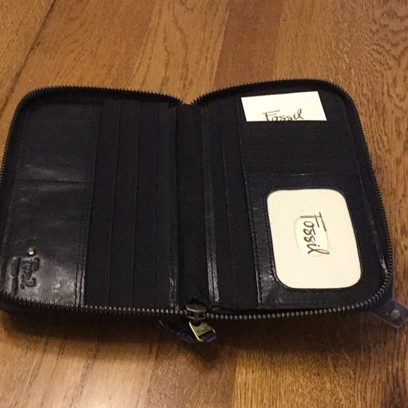 Woman’s Fossil black wallet. New! Zip closure. Change pocket. 14 card pockets - Picture 4 of 6